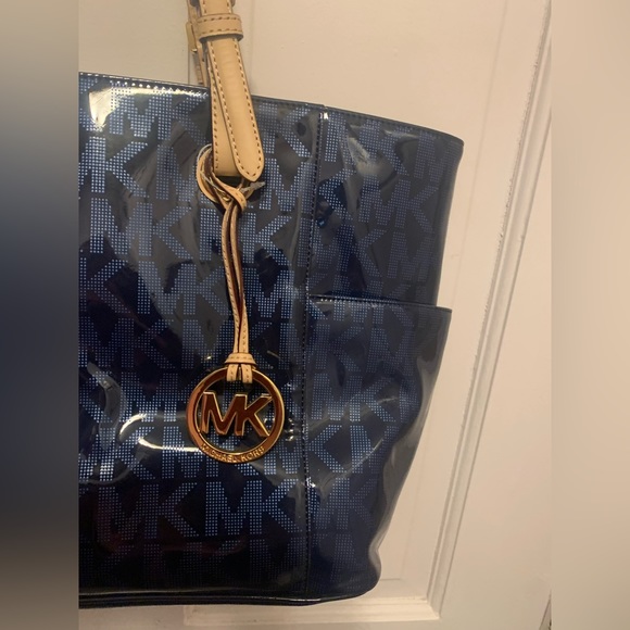 Michael Kors Signature PVC jet set tote in Navy Blue - Picture 5 of 12
